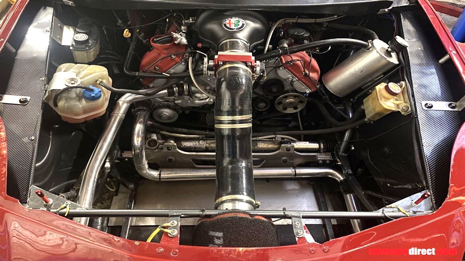 Κάτω από το καπό βρέθηκε ο V8 4.7 λίτρων της Maserati (ο ίδιος που χρησιμοποιήθηκε και στην Alfa 8C Competizione), αποδίδοντας πάνω από 500 ίππους.