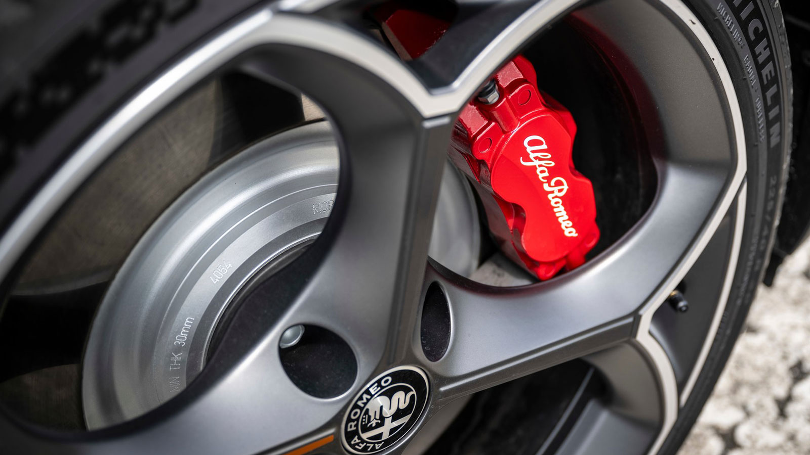 Για μέγιστη αποτελεσματικότητα ανεξαρτήτως ταχύτητας η Alfa Romeo έχει εξοπλίσει τη Junior των 281 ίππων με εμπρός δισκόφρενα 380 χιλιοστών με τετραπί
