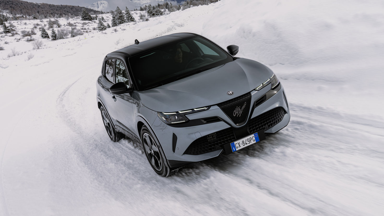 Με την παρουσία του ηλεκτροκινητήρα στους πίσω τροχούς η κατανομή της ροπής στην Junior Ibrida Q4 είναι πάντα τέλεια προσαρμοσμένη στις εκάστοτε συνθή