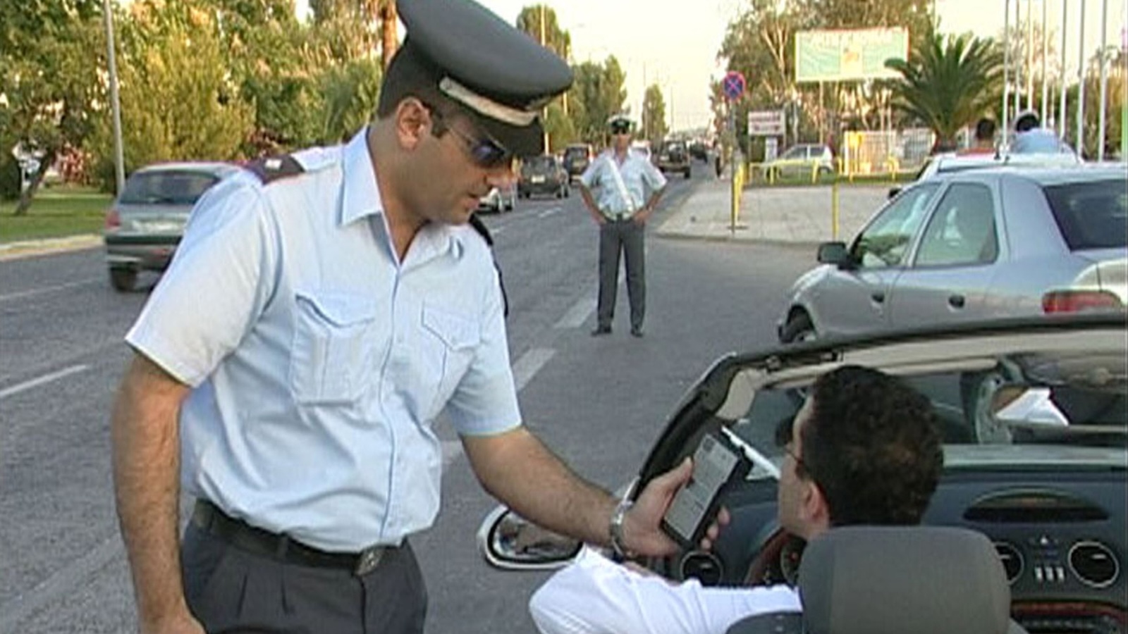 Επεισοδιακό αλκοτέστ στη Θεσσαλονίκη: Οδηγός «ρούφαγε» αντί να φυσήξει και… έριξε κάτω τους αστυνομικούς!