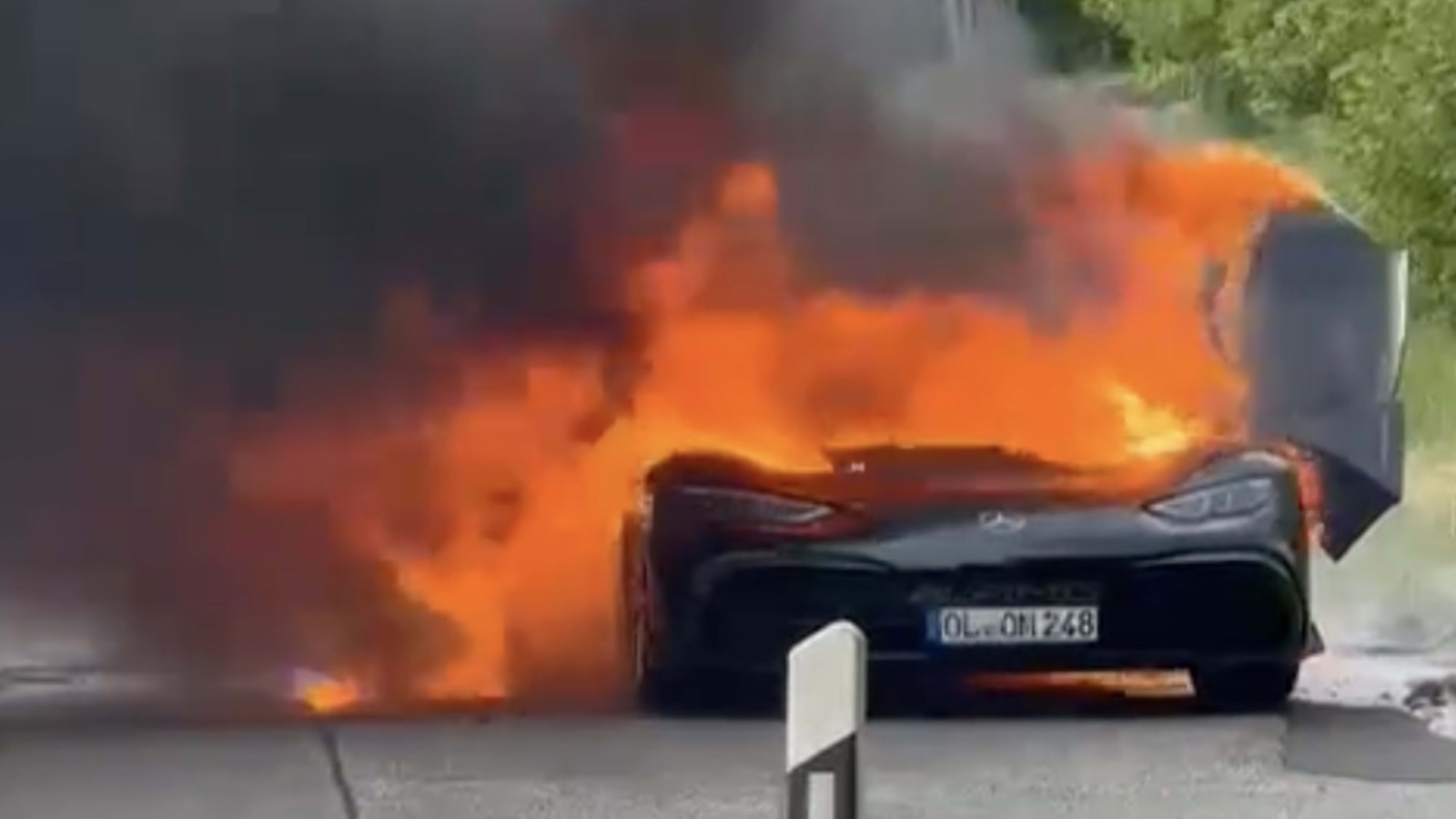 Στις φλόγες ένα από τα σπανιότερα hypercars στον κόσμο ένα Mercedes AMG ONE | autotriti.gr