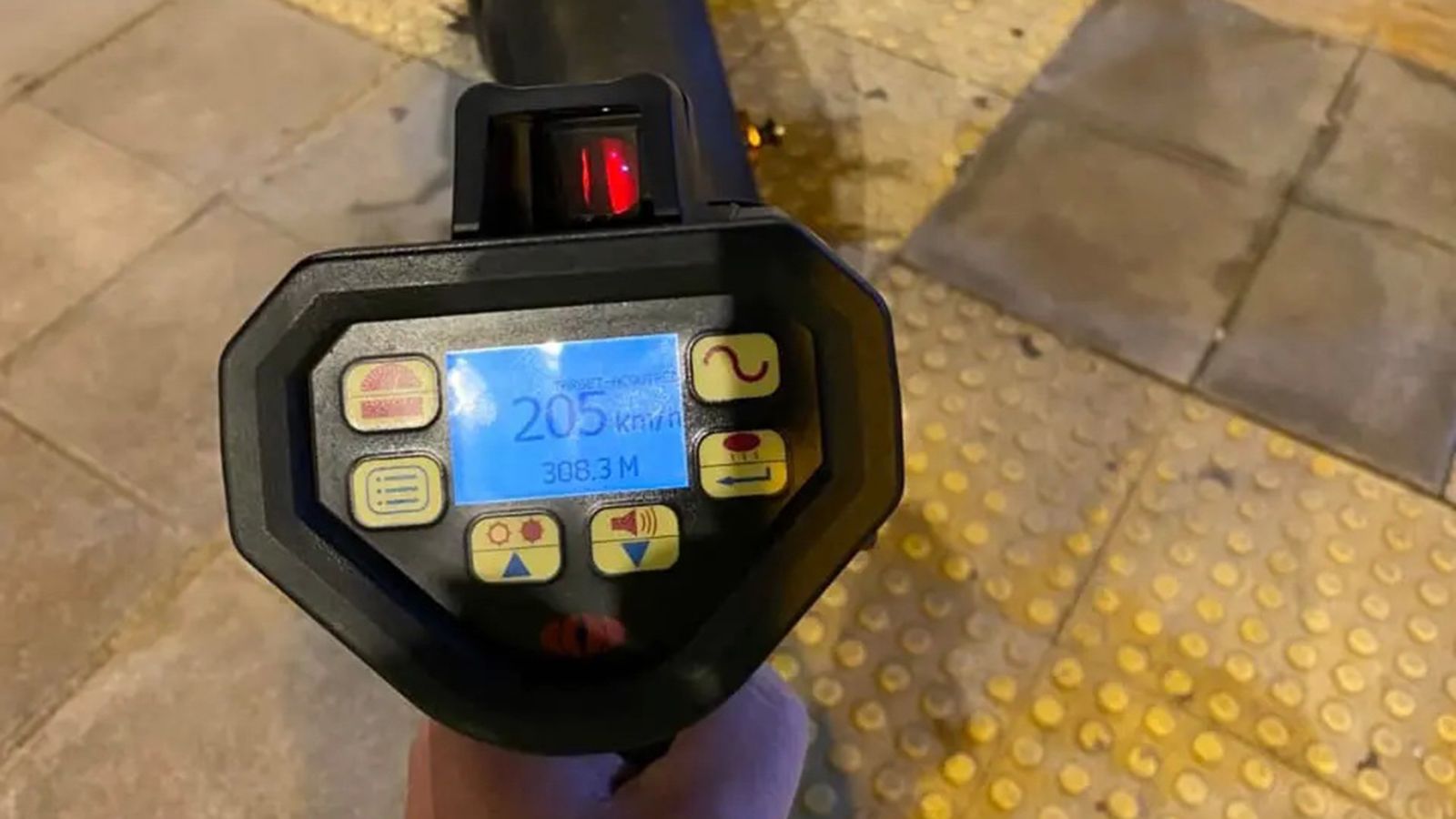 Χειροπέδες σε 30χρονο που έτρεχε με 205 χλμ./ώρα στη Λ. Μαραθώνος