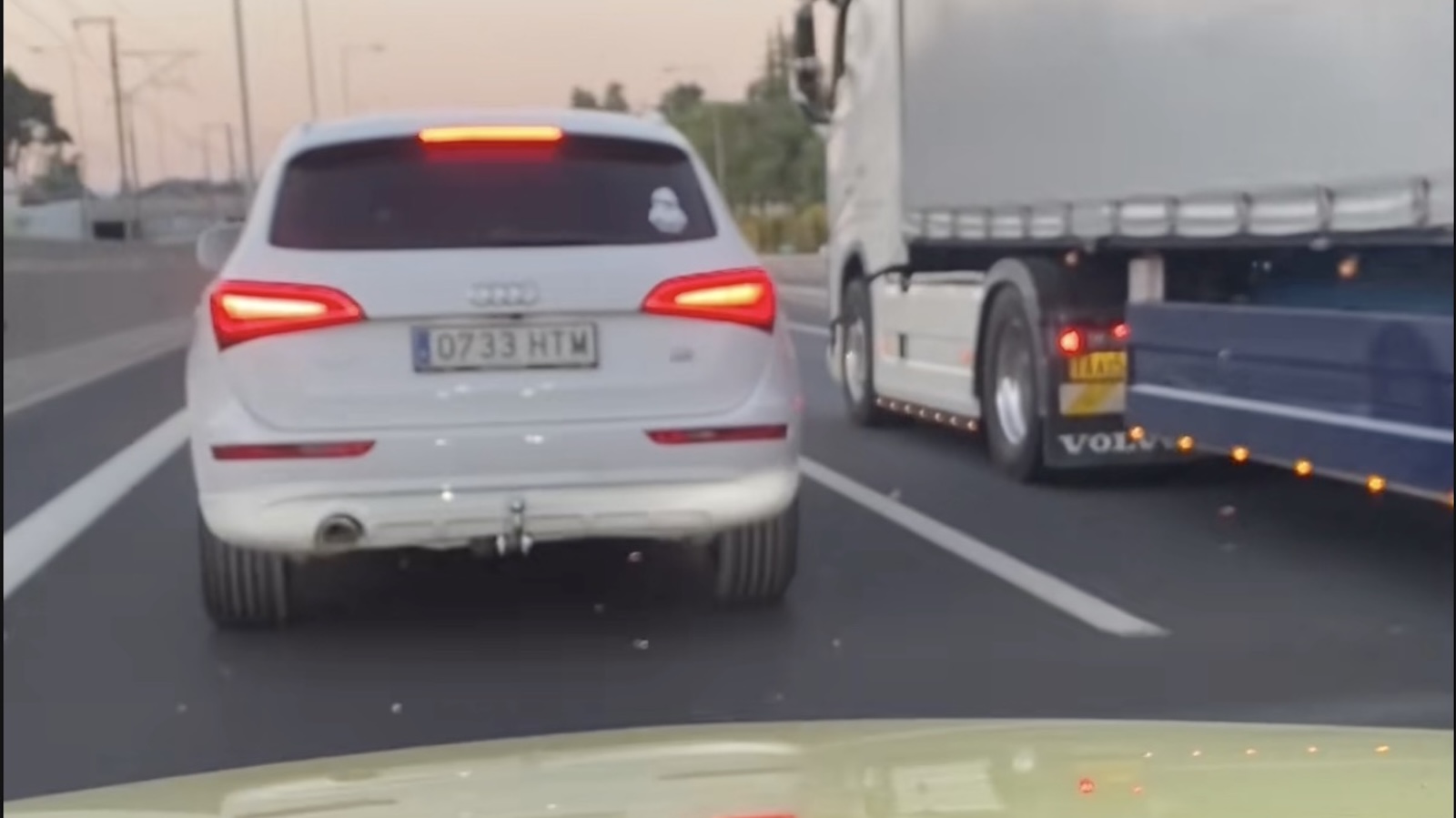 Αττική Οδός: Οδηγός κάνει «brake check», επικίνδυνους ελιγμούς & φεύγει με υπερβολική ταχύτητα