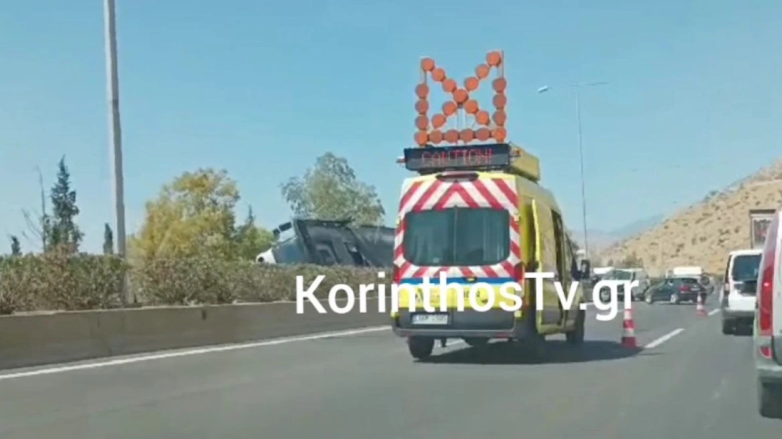 Σύγκρουση φορτηγών στην Αττική Οδό – Αυτοκίνητα έπεσαν στο δρόμο