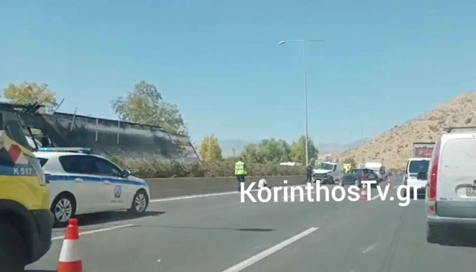 Σύγκρουση φορτηγών στην Αττική Οδό – Αυτοκίνητα έπεσαν στο δρόμο