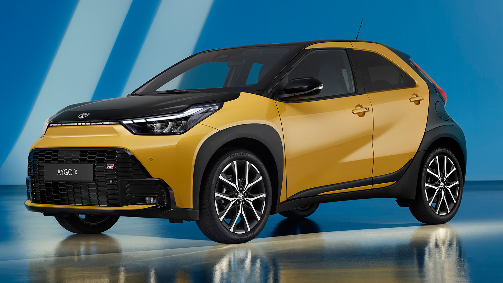Η έκδοση GR Sport του Aygo X Hybrid εκφράζει για πρώτη φορά στην ιστορία του μοντέλου την  σπορτίφ πλευρά του, με αισθητικές διαφορές αλλά και επεμβάσ