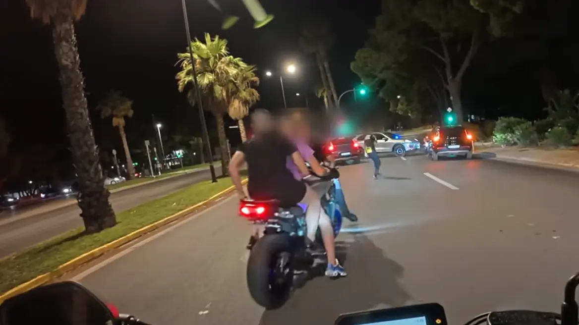 Επεισοδιακό μπλόκο στη Βουλιαγμένη: Μηχανές χωρίς κράνος, απόπειρες διαφυγής και πρόστιμο 3.250€ – Δείτε βίντεο | autotriti.gr