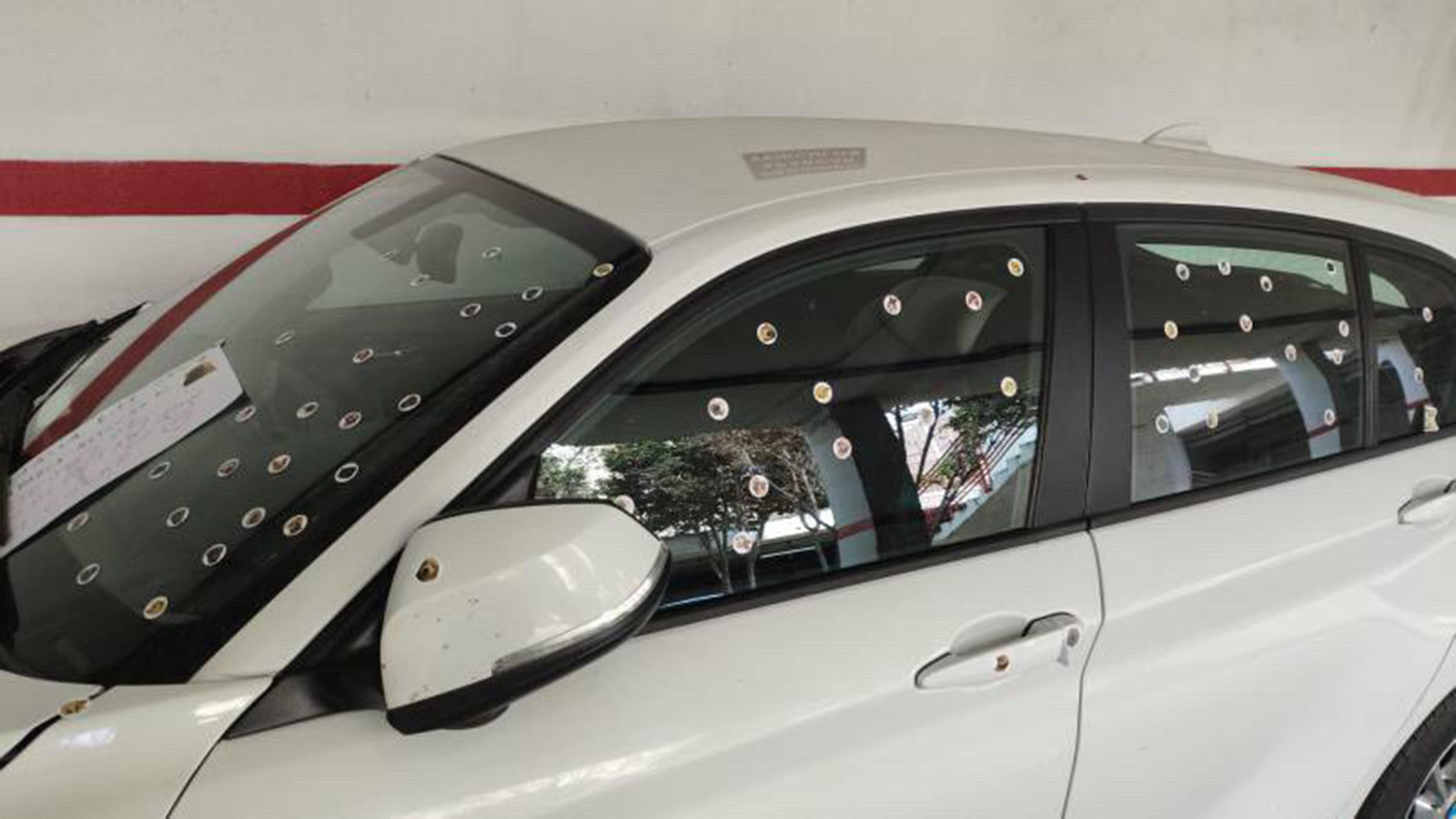 Πάρκαρε όπου τον βόλευε και βρήκε το αυτοκίνητό του γεμάτο αυτοκόλλητα 