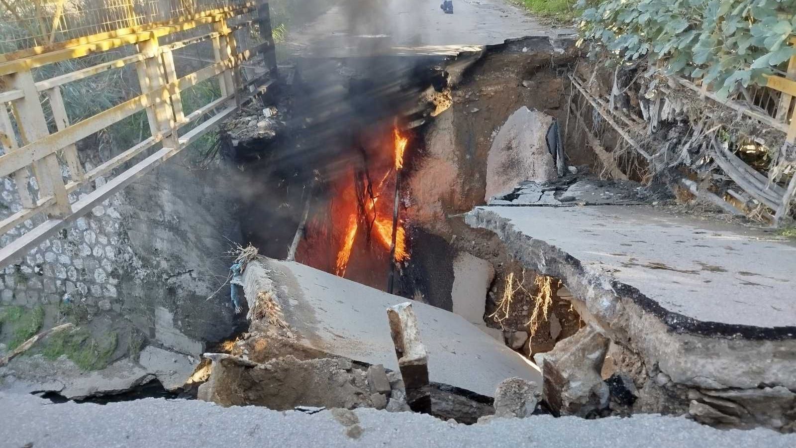 Το πρωί του Σαββάτου, πριν την πλήρη κατάρρευση, ξέσπασε πυρκαγιά κάτω από τη γέφυρα λόγω καλωδίων υψηλής τάσης του ΔΕΔΔΗΕ. 