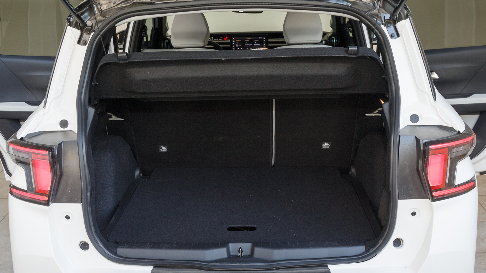 Στο Citroen e-C3 Aircross ο χώρος αποσκευών είναι στα 460 λίτρα έχοντας πολύ πρακτικό χαμηλό κατώφλι φόρτωσης και μεγάλο άνοιγμα.