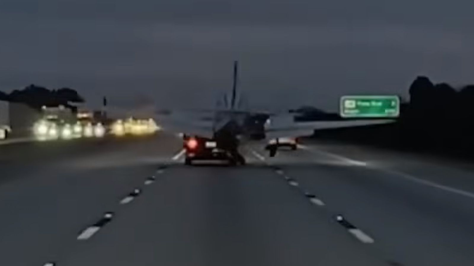 Αεροπλάνο προσγειώνεται πάνω σε Toyota Camry - Δείτε το βίντεο 