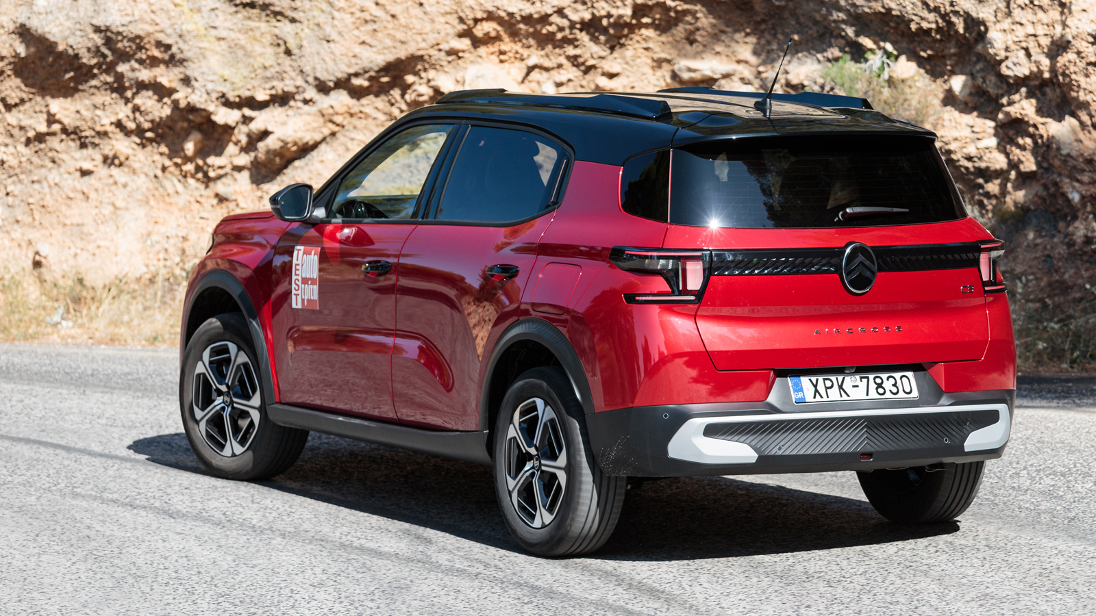 Στο δρόμο το ήπια υβριδικό C3 Aircross δείχνει «ώριμο» χάρη στη στάνταρ ανάρτηση με τα διπλά προοδευτικά υδραυλικά «στοπ» (Progressive Hydraylic Cushi