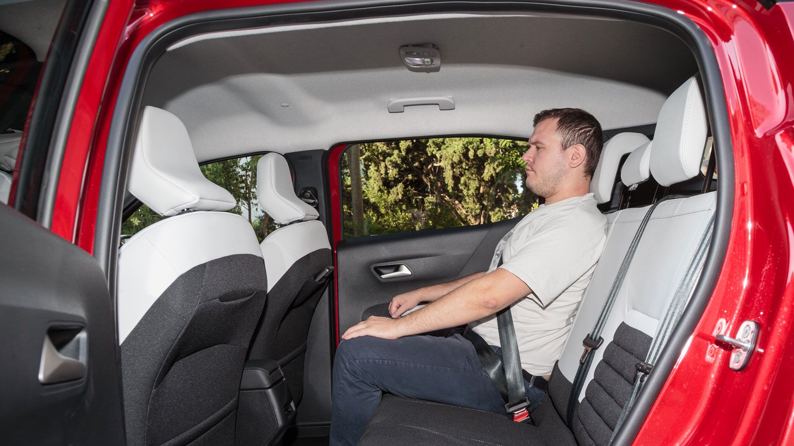 Τα στάνταρ αναπαυτικά καθίσματα Advanced Comfort και οι πολύ καλοί χώροι είναι στοιχεία που θα εκτιμήσουν οι πίσω επιβάτες του Citroen C3 Aircross. 