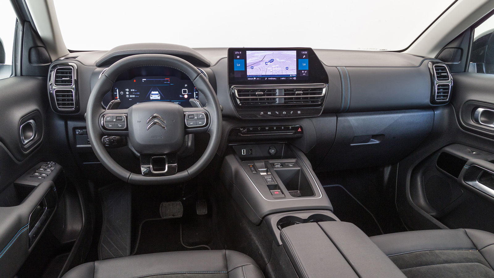 Ευχάριστος είναι και ο εσωτερικός διάκοσμος του C5 Aircross, με μοντέρνο και tech προσανατολισμό (με ψηφιακό πίνακα οργάνων 12,3 ιντσών) που συνθέτει 