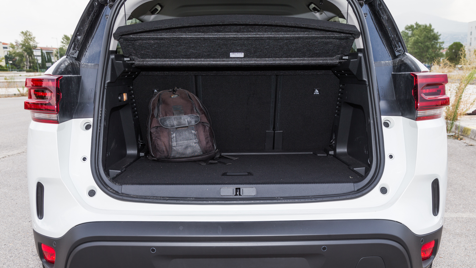 Η στάνταρ συρόμενη πίσω σειρά καθισμάτων δίνει είτε περισσότερο χώρο για τα πόδια είτε περισσότερο χώρο στο πορτ-μπαγκάζ (580-720 λτ.). 