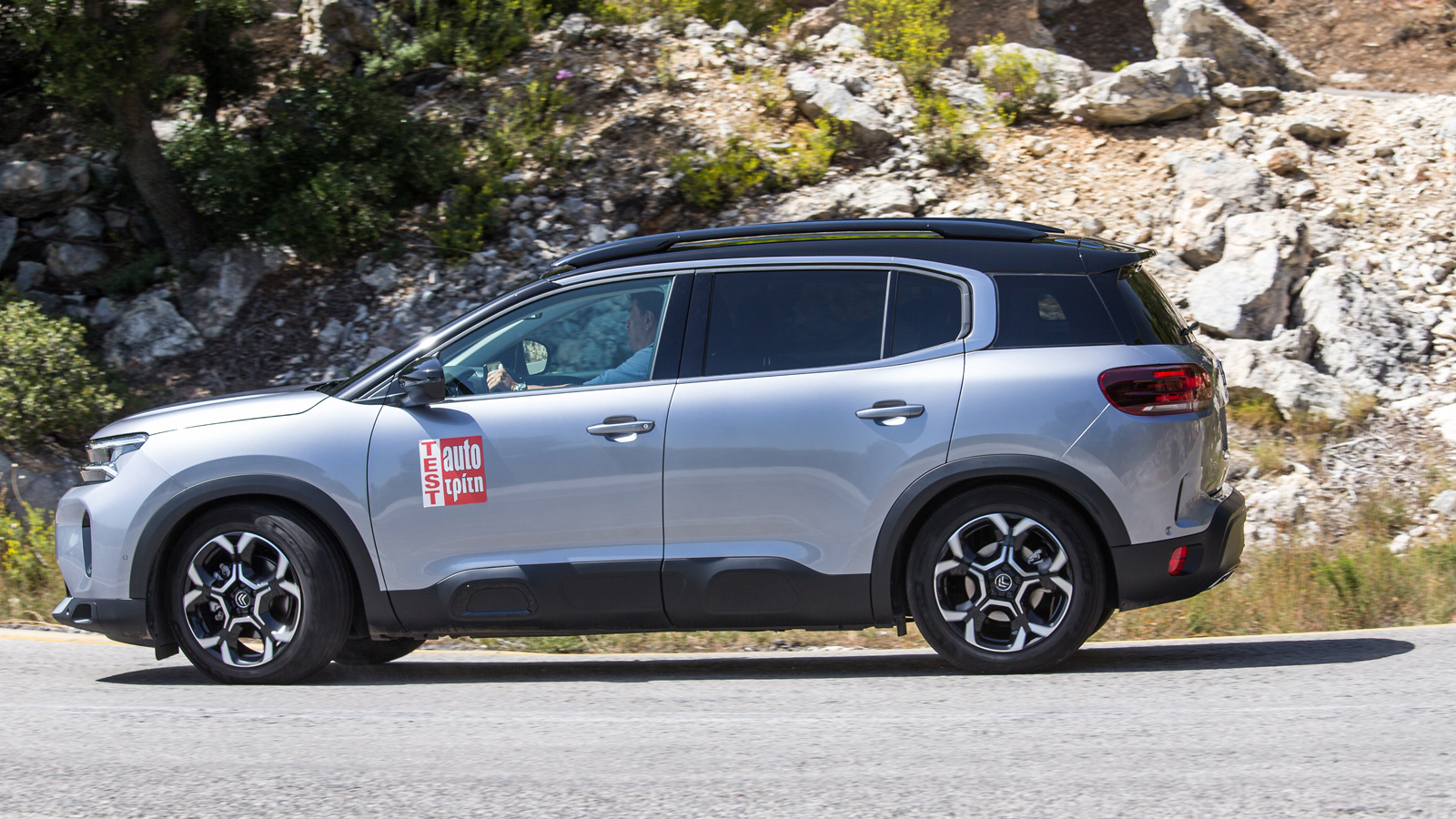 Πολιτισμένο, χωρίς θόρυβο και αισθητό κραδασμό, το μοτέρ του diesel Citroen C5 Aircross τραβάει από χαμηλά (300 Nm ροπής στις 1.750 σ.α.λ.) και χωρίς 