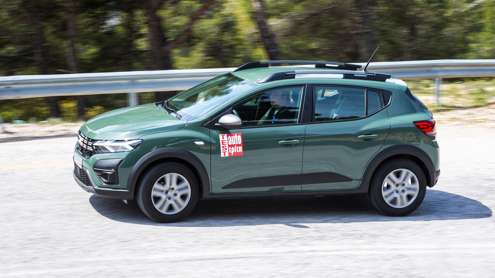 Ο οδηγός του Sandero Stepway έχει τη δυνατότητα να επιλέξει ποιο από τα 2 καύσιμα θα χρησιμοποιεί, με την απόδοση να είναι 90 άλογα στη βενζίνη και 10