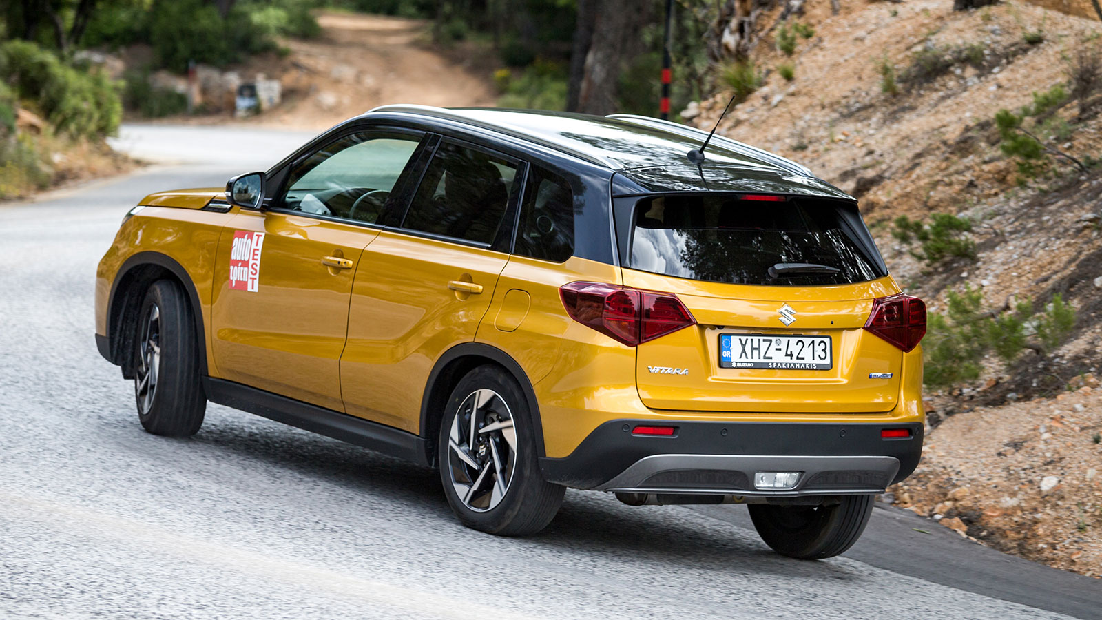 Οδηγώντας το Suzuki Vitara τα περιθώρια πρόσφυσης είναι καλά, οι αντιδράσεις προβλέψιμες, τα φρένα ικανοποιητικά και η μαλακή ανάρτηση κάνει τη δουλει