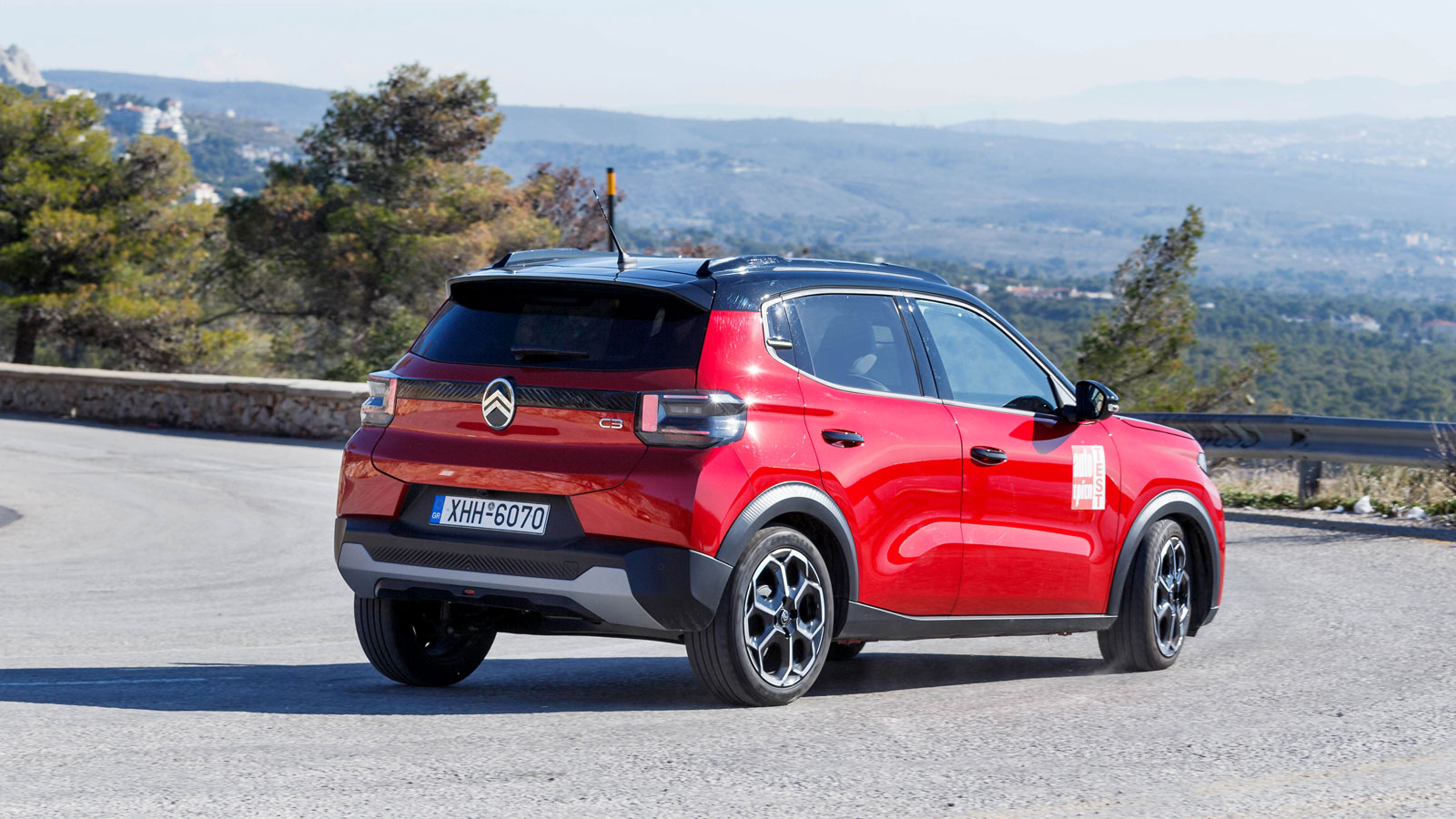 Το Citroen C3 είναι οδηγικά εστιασμένο στην άνεση, με την ανάρτηση Progressive Hydraulic Cushions να λειτουργεί στη θεωρία και την πράξη ως... μαξιλάρ