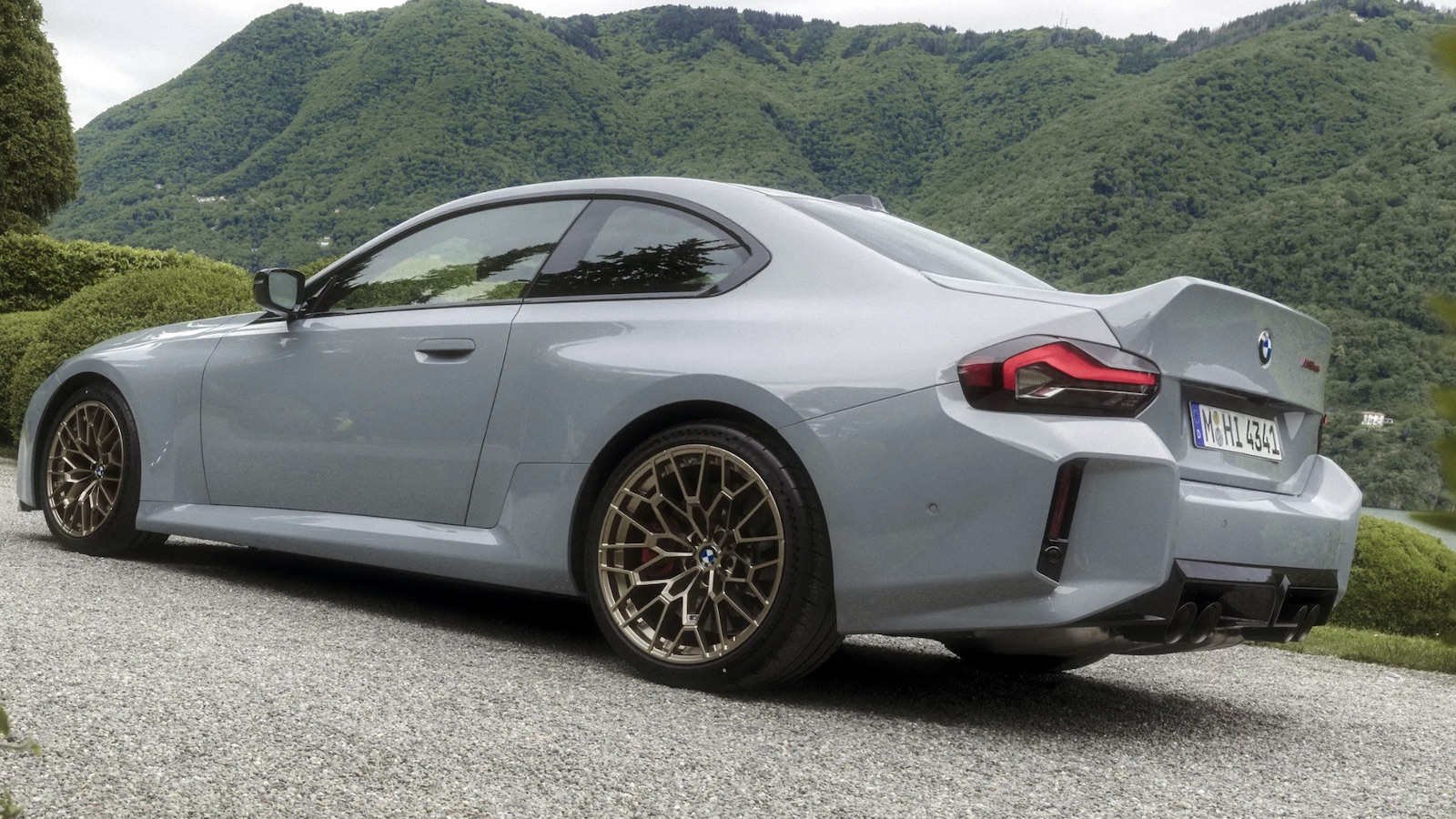 BMW M2 CS: Επίσημη πρεμιέρα με 530 ίππους και άγρια όψη