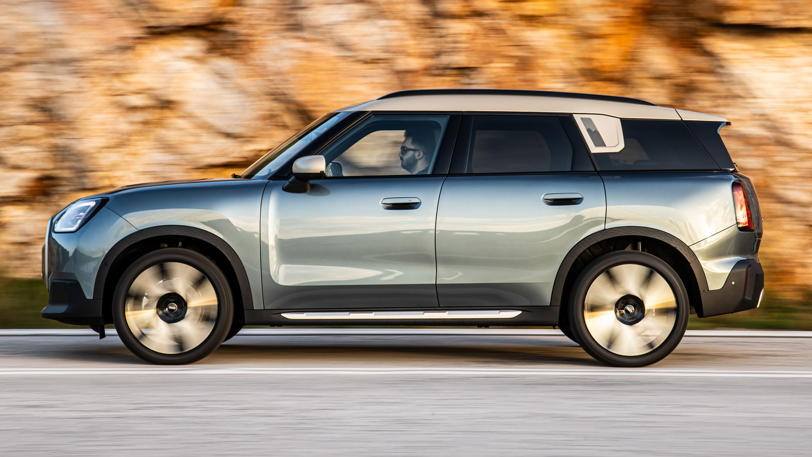 Αν ο οδηγός του MINI Countryman C αναζητήσει πιο σπορτίφ νότα στην λειτουργία οδήγησης, θα πρέπει να επιλέξει το go cart πρόγραμμα, με τις αλλαγές να 