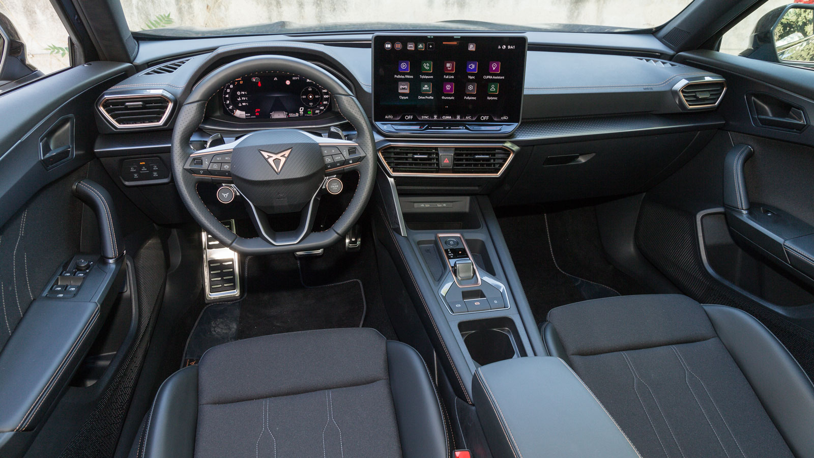 Οδηγοκεντρικό και σπορτίφ είναι το εσωτερικό του CUPRA Formentor, με το σύγχρονο ψηφιακό διάκοσμο να εκφράζεται με την παρουσία δύο μεγάλων οθόνων σε 