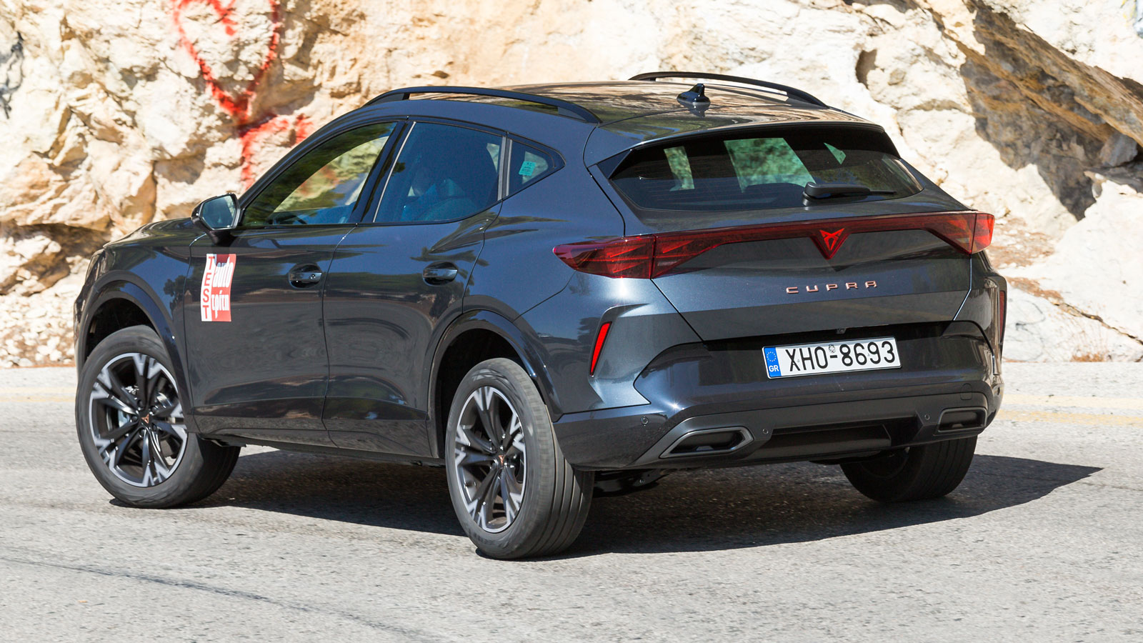 Το Formentor θα μπει γρήγορα και άφοβα στη στροφή και το τιμόνι θα περάσει άμεσα τις εντολές στους κινητήριους τροχούς ακολουθώντας την πορεία που έχε