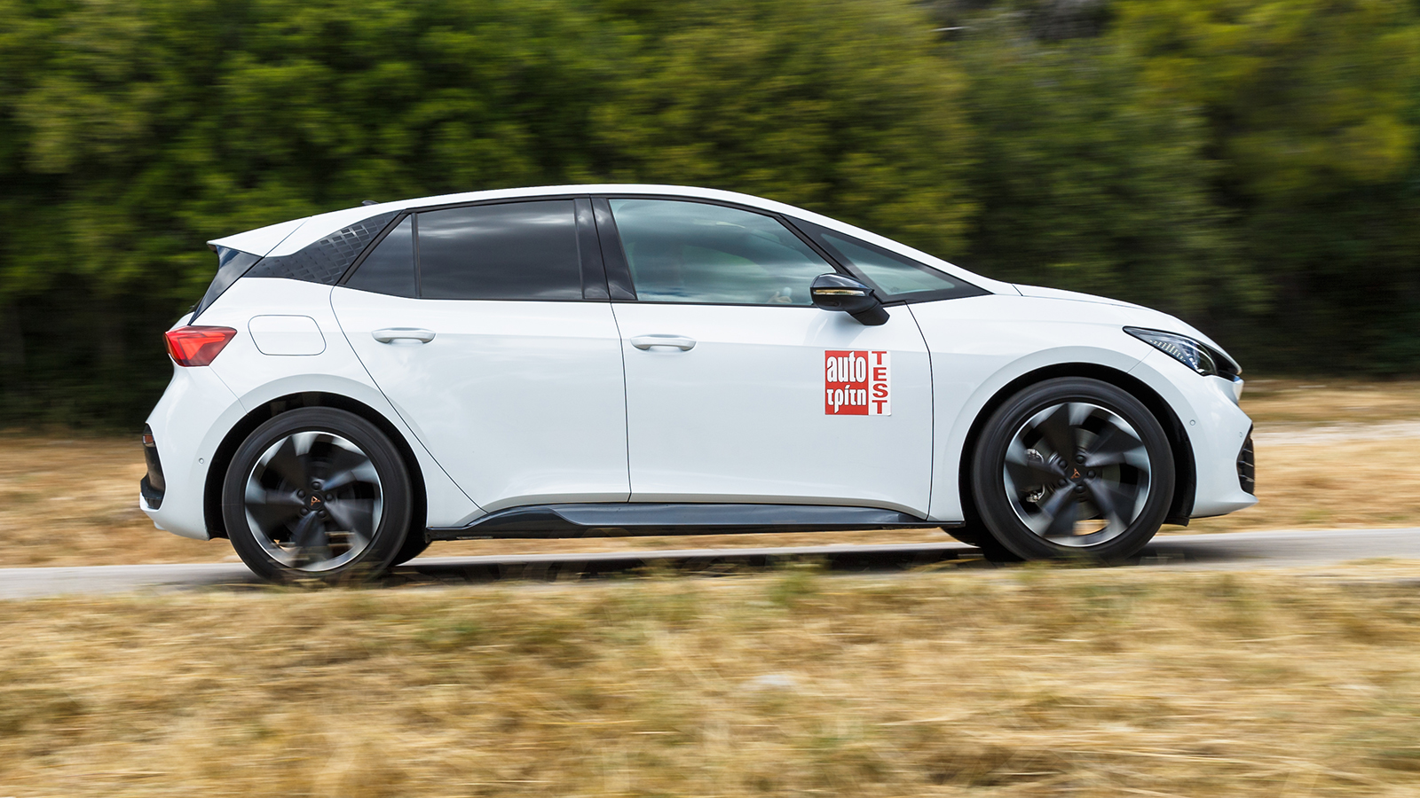 Το πολύ χαμηλό ποσό των 3,5 ευρώ χρειάζεται το Born για να κινηθεί για 100 χλμ. μέσα στην πόλη, αν το φορτίσεις σπίτι σου.