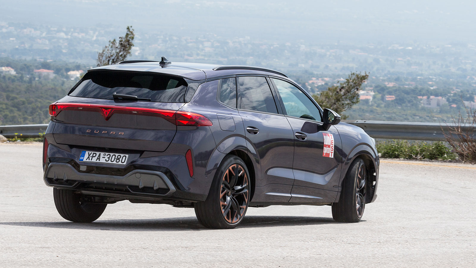 Ο σπορ χαρακτήρας του CUPRA Terramar eHybrid VZ είναι έντονος τόσο σε αισθητικό, όσο και οδηγικό επίπεδο.