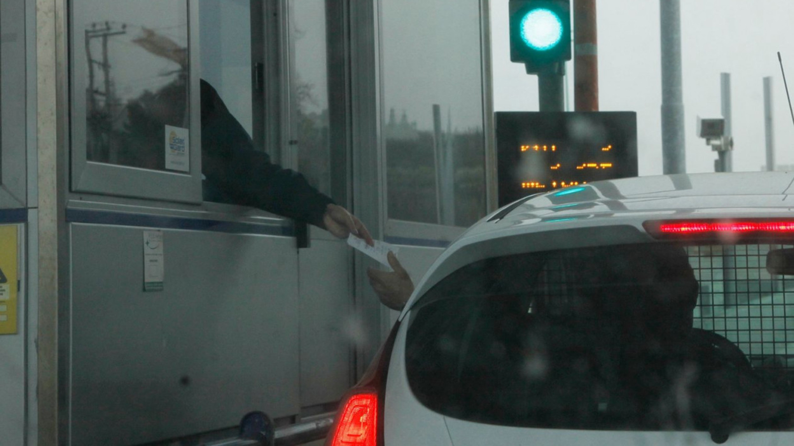 Η ΑΑΔΕ καταργεί την υποχρεωτική εκτύπωση απόδειξης στα διόδια