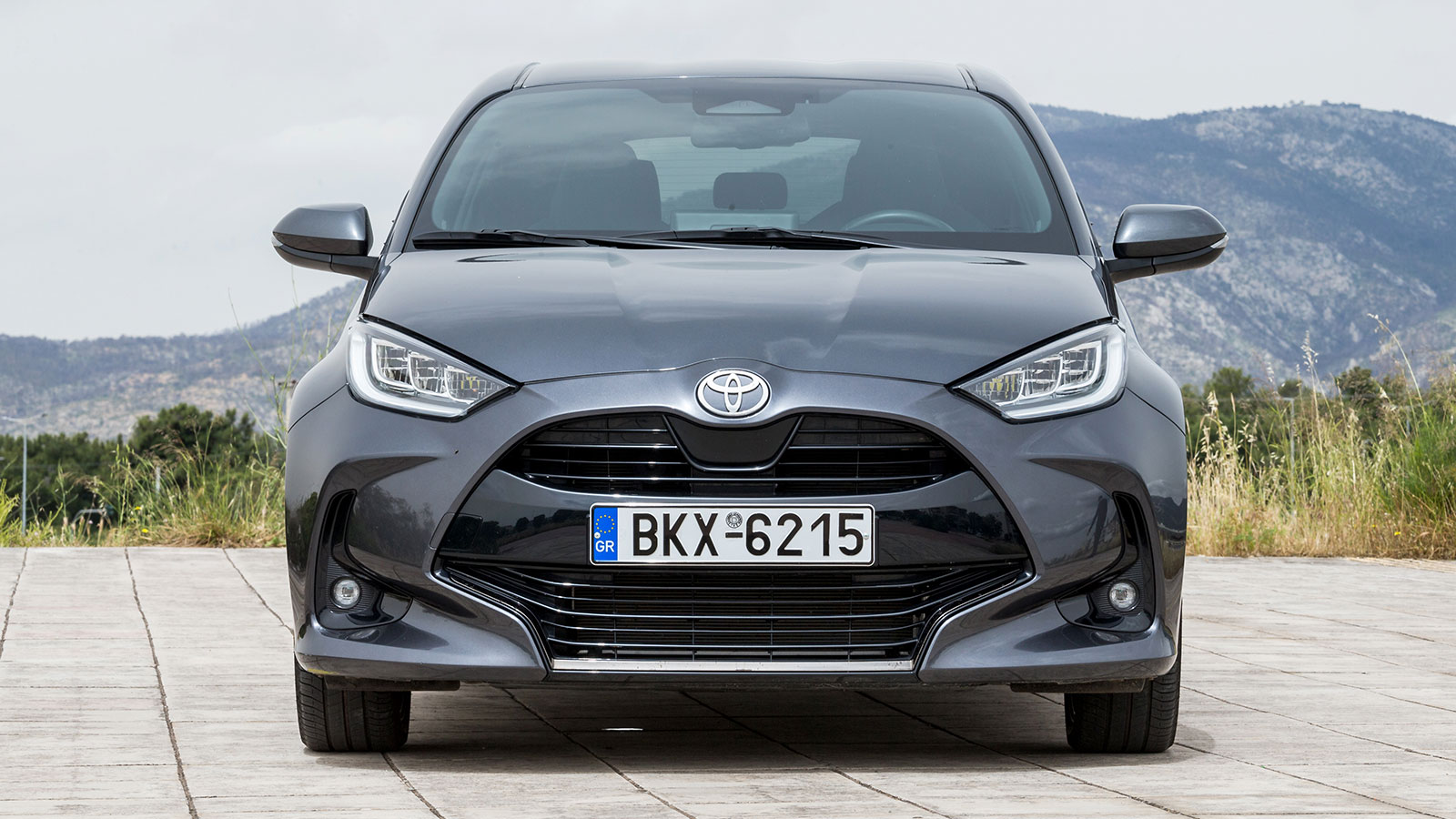 Με πλάτος 1.745 χιλιοστά χωρίς τους καθρέφτες, το Yaris ανήκει στους πιο στενούς εκπροσώπους της κατηγορίας, στοιχείο που ενισχύει την ευελιξία μέσα σ