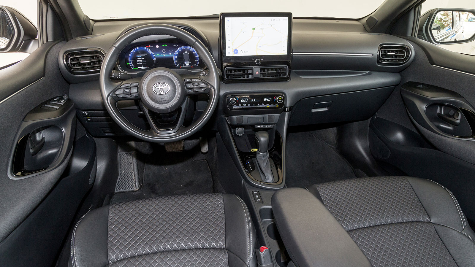 Καλά συναρμολογημένη καμπίνα. Η αίσθηση των υλικών παραμένει ωστόσο απλή, ιδιαίτερα στις πόρτες.