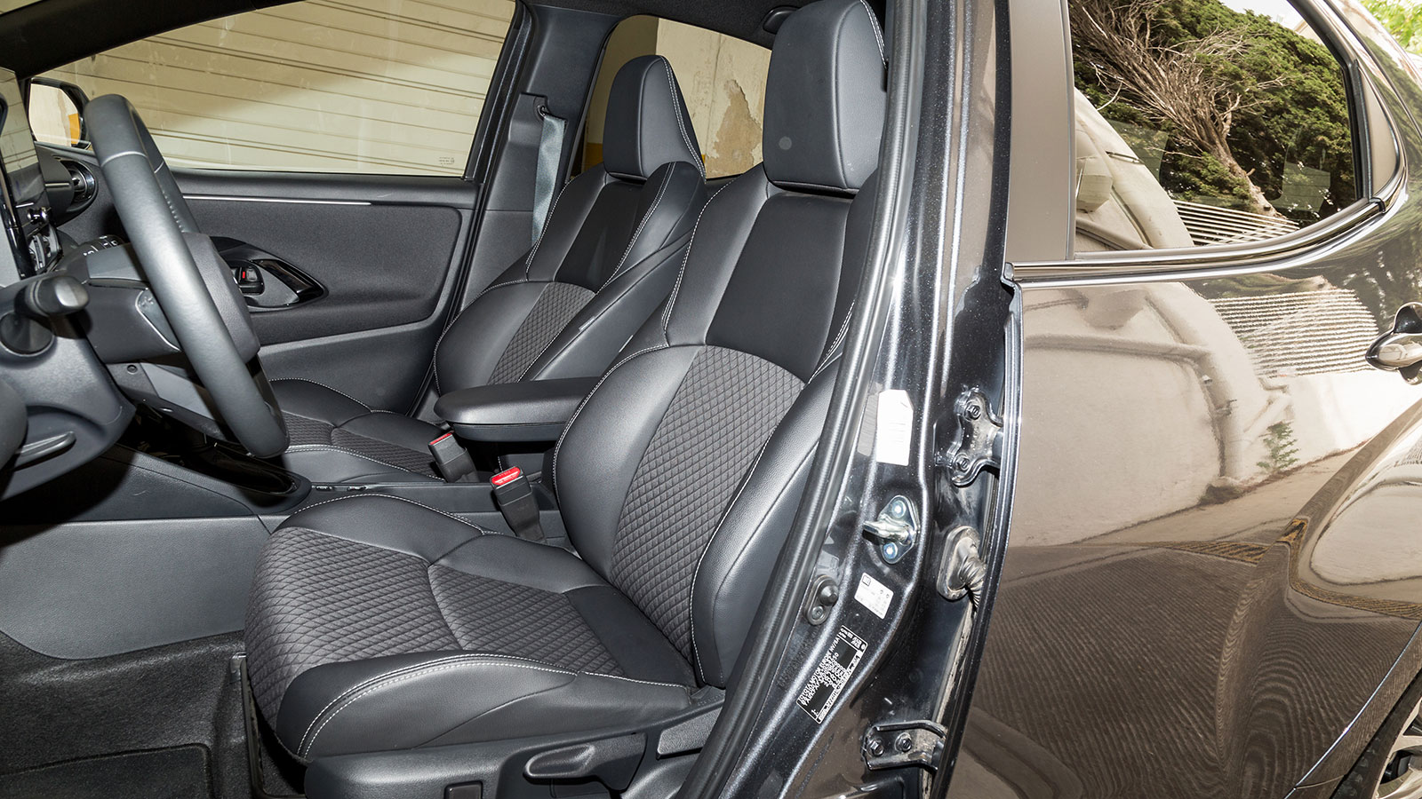 Το μικρό αυτοκίνητο της Toyota είναι διαθέσιμο μόνο ως υβριδικό. Αυτό καθιστά το Yaris οικονομικό, πολύ οικονομικό για την ακρίβεια, και αυτό είναι πλ