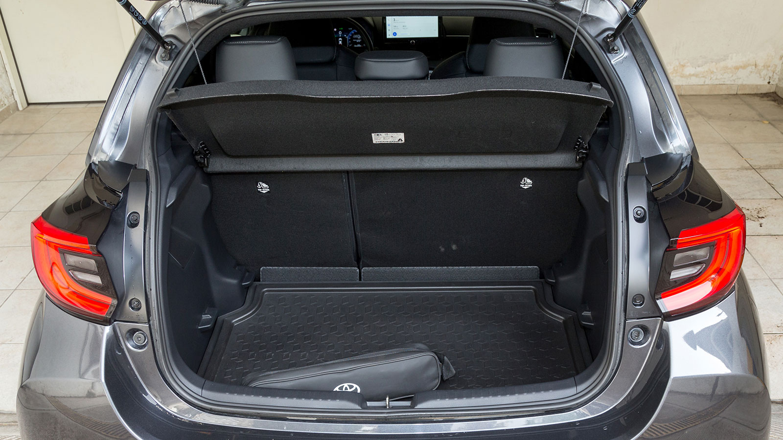 Τα 286 λτ. αποθηκευτικού χώρου είναι ικανοποιητικά για τον αστικό προσανατολισμό του μοντέλου. Κάτω από το κάθισμα του οδηγού βρίσκεται η μπαταρία του