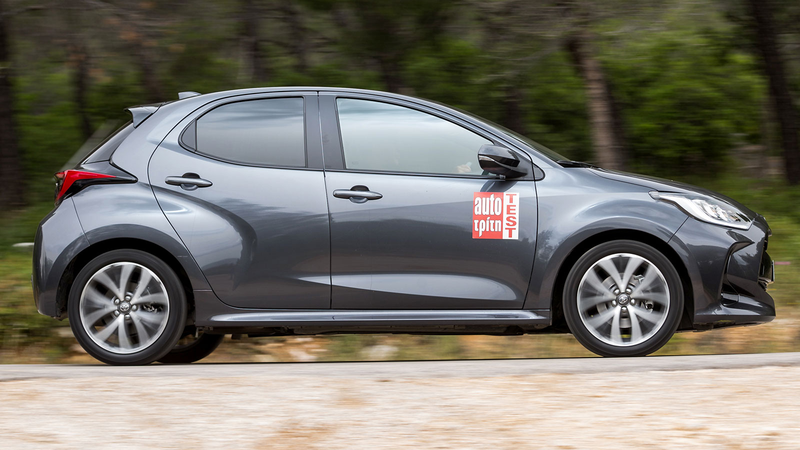 Ο τρικύλινδρος βενζινοκινητήρας αποδίδει 92 ίππους και λειτουργεί με σύστημα άμεσου ψεκασμού. Απλή, ανθεκτική τεχνολογία.