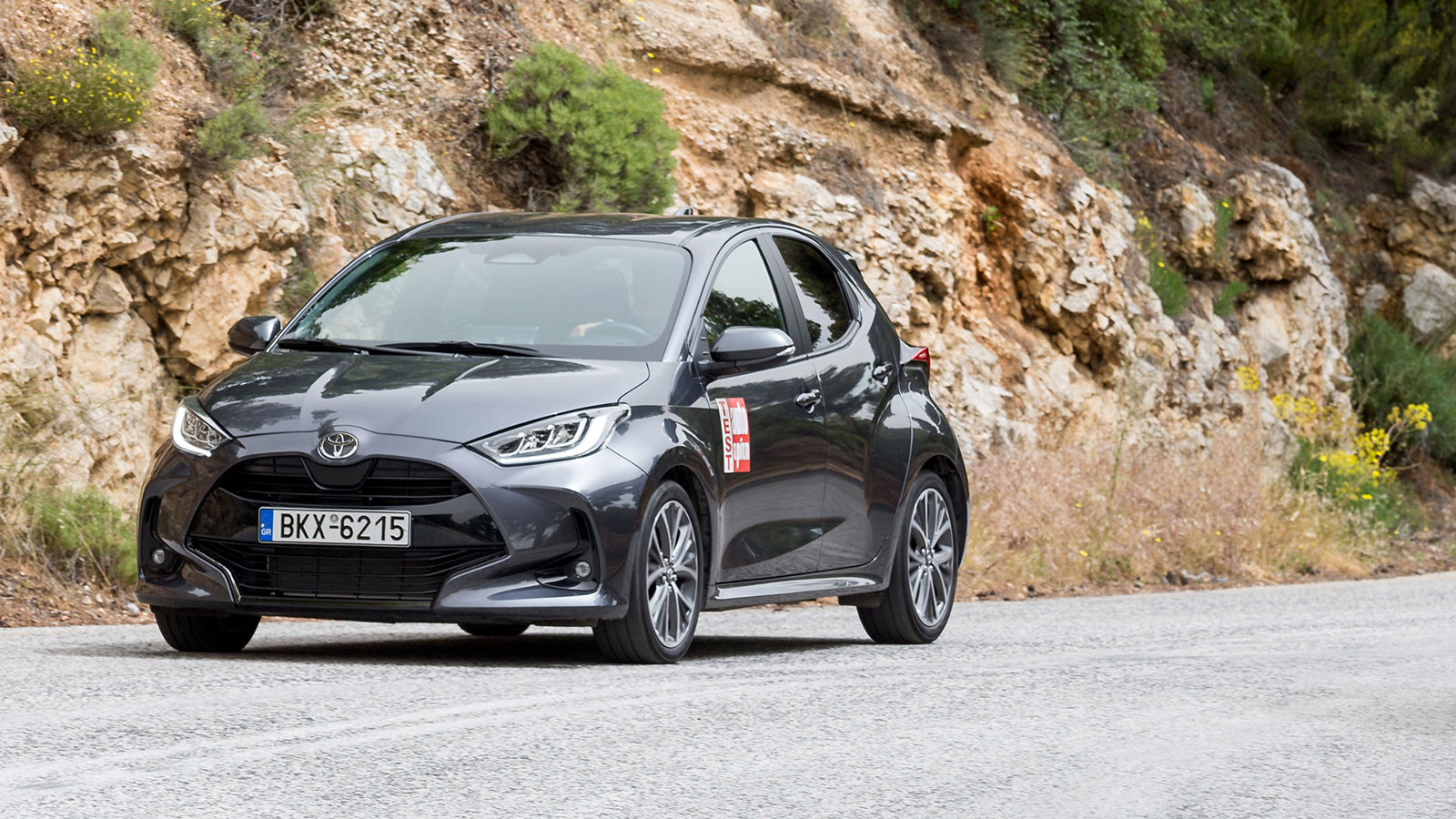 Η κλίση είναι σωστά ζυγισμένη, το κράτημα εντυπωσιακό και με την βοήθεια του συστήματος ελέγχου σταθερότητας, το υβριδικό Yaris στρίβει ουδέτερα επωφε