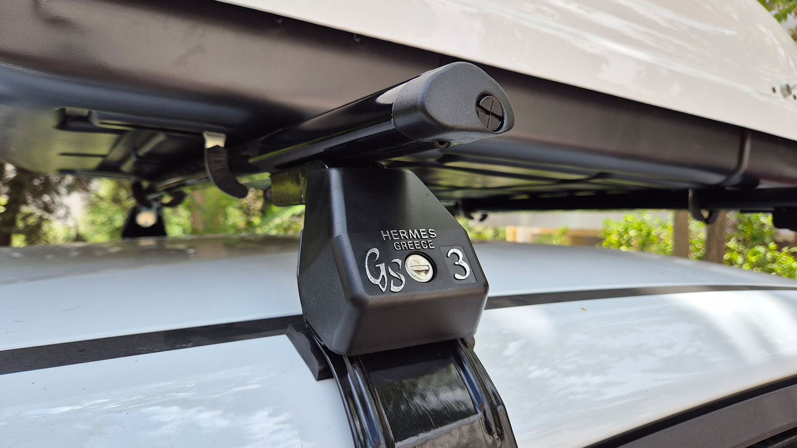 Η εγκατάσταση είναι εύκολη και η ασφάλιση της μπαγκαζιέρας πάνω στις ράγες οροφής γίνεται με μεταλλικούς συνδέσμους.