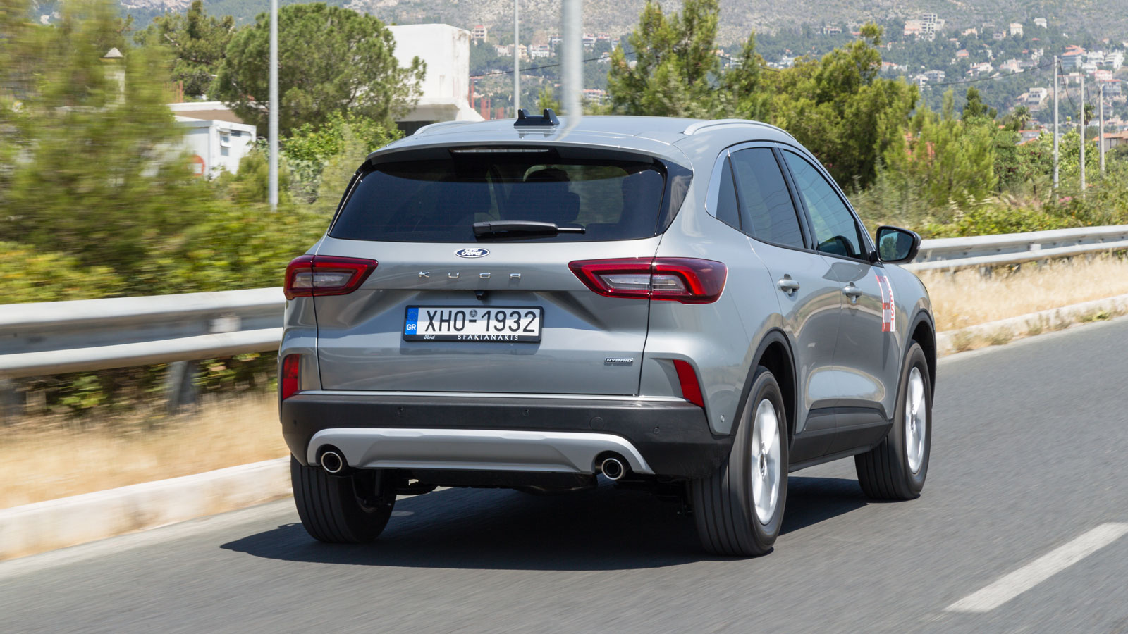 Το Kuga καίει 4,8 λτ./100 χλμ. μέσα στην πόλη, ενώ μία μέση οδήγηση σε αστικό ιστό και αυτοκινητόδρομο δύσκολα θα ξεπεράσει τα 6 λτ./100 χλμ.. 