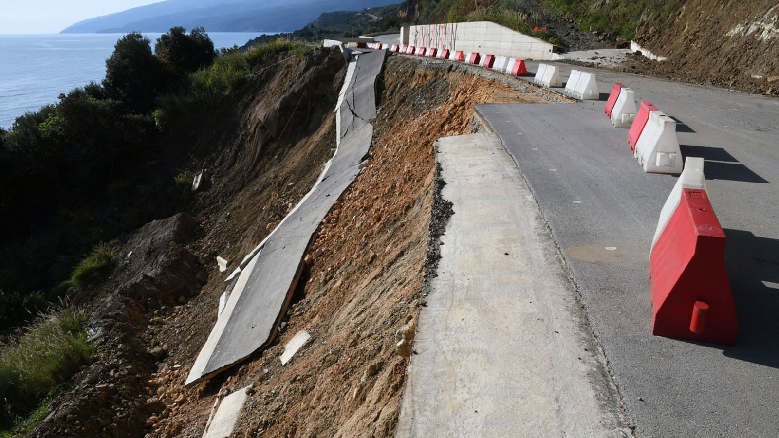 Θεσσαλία: Δρόμος κατέρρευσε λίγο πριν παραδοθεί στο κοινό