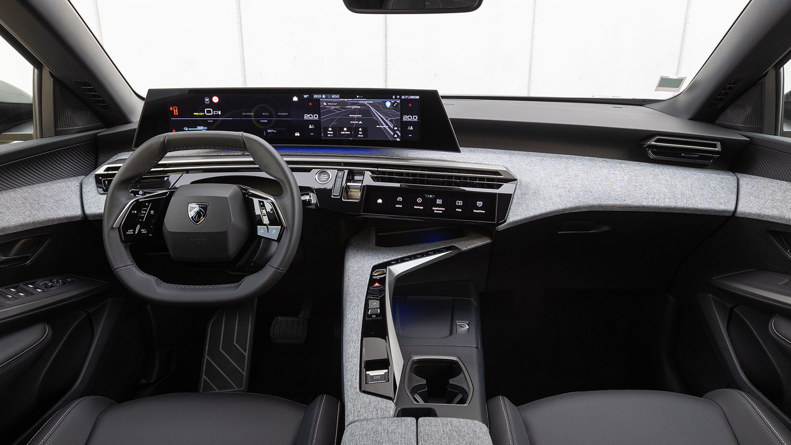 To premium και σύγχρονο εσωτερικό του Peugeot e-3008, διαθέτει το κυρτό πάνελ με διαγώνιο 21 ιντσών και προσφέρει μεγάλους χώρους.