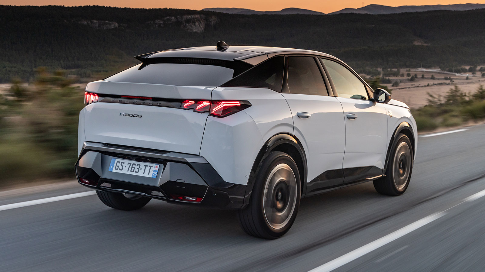 Με 702 χλμ. αυτονομίας, το Peugeot e-3008 Long Range δεν έχει αντίπαλο στην κατηγορία των οικογενειακών ηλεκτρικών SUV.