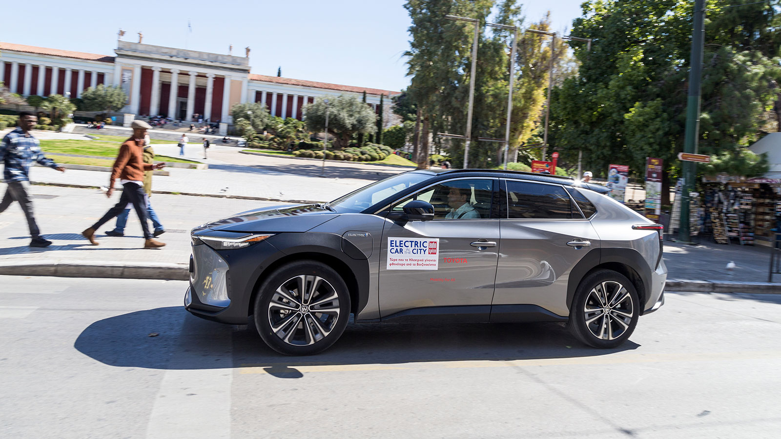 Το Toyota bZ4X κρύβει τον όγκο του και αποδεικνύεται ιδιαίτερα ευχάριστο και εύκολο στην οδήγηση στην πόλη.