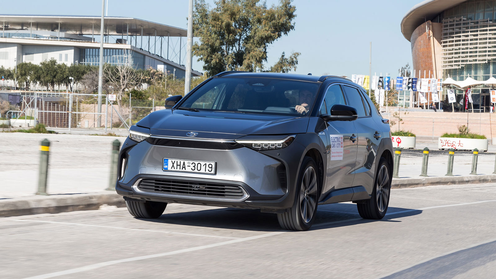 Με μια φόρτιση, το Toyota bZ4X μπορεί να προσφέρει έως και 440 χλμ. αυτονομίας στην πόλη. Το κόστος είναι μικρότερο ακόμα και από ένα 125άρι Scooter.
