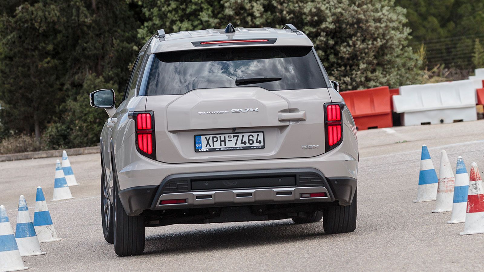 Παράλληλα με την αύξηση της ταχύτητας εντεινόταν και η πίεση στην ανάρτηση, όπου λόγω της μακριάς διαδρομής και του μαλακού set-up.