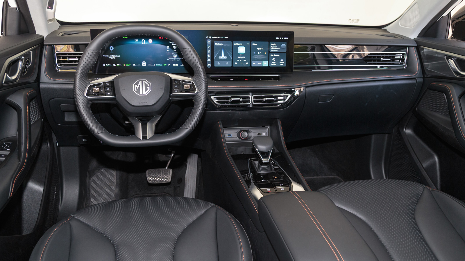 Ακολουθώντας την τάση της εποχής το MG HS PHEV+ έχει λιγοστούς φυσικούς διακόπτες (πέρα από το τιμόνι) ακριβώς κάτω από την κεντρική οθόνη για άμεση π