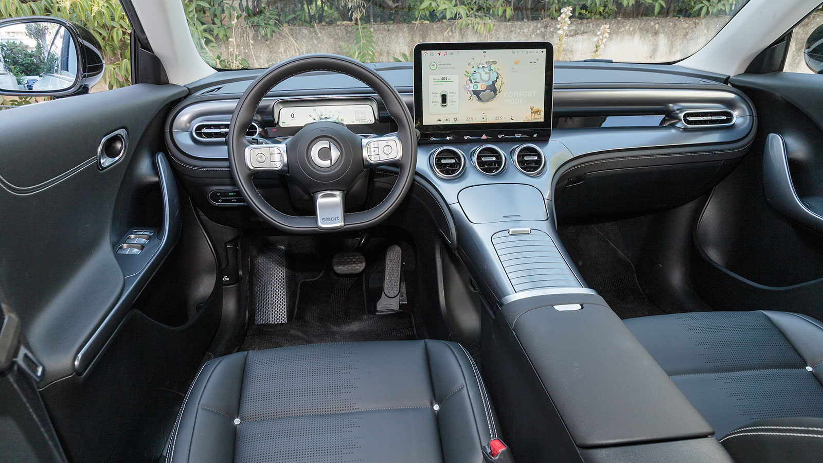 Αισθητικά καλοδεχούμενη για το smart #3 είναι η «γέφυρα» που ενώνει την κεντρική κονσόλα με τον αποθηκευτικό χώρο ανάμεσα στα καθίσματα, η οποία μάλισ