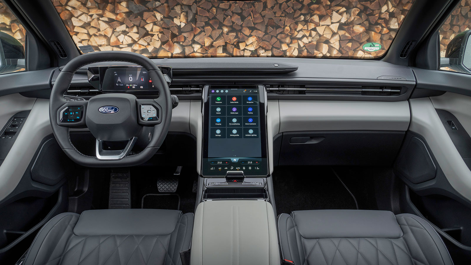 Το Ford Explorer είναι o βασικότερος αντίπαλoς του Toyota C-HR+ με πολλά κοινά στοιχεία σε εξοπλισμό και λογική σχεδίασης εσωτερικού, ενώ έχει και μόλ