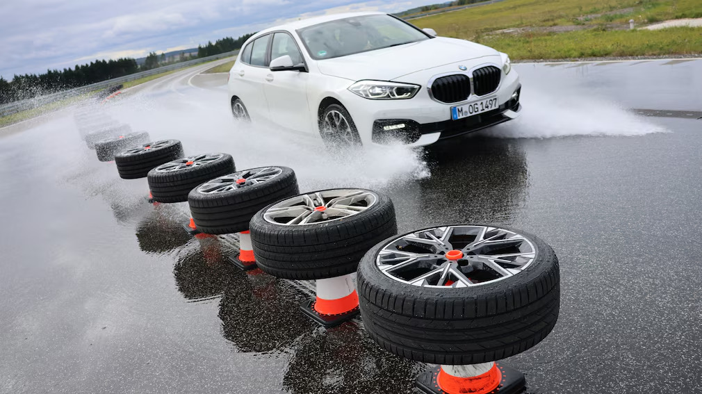 «To Falken Ziex ZE320 εντυπωσίασε με την εξαιρετική του οδική συμπεριφορά και την καλή του πρόσφυση στη βρεγμένη πίστα», ανέφεραν χαρακτηριστικά οι te