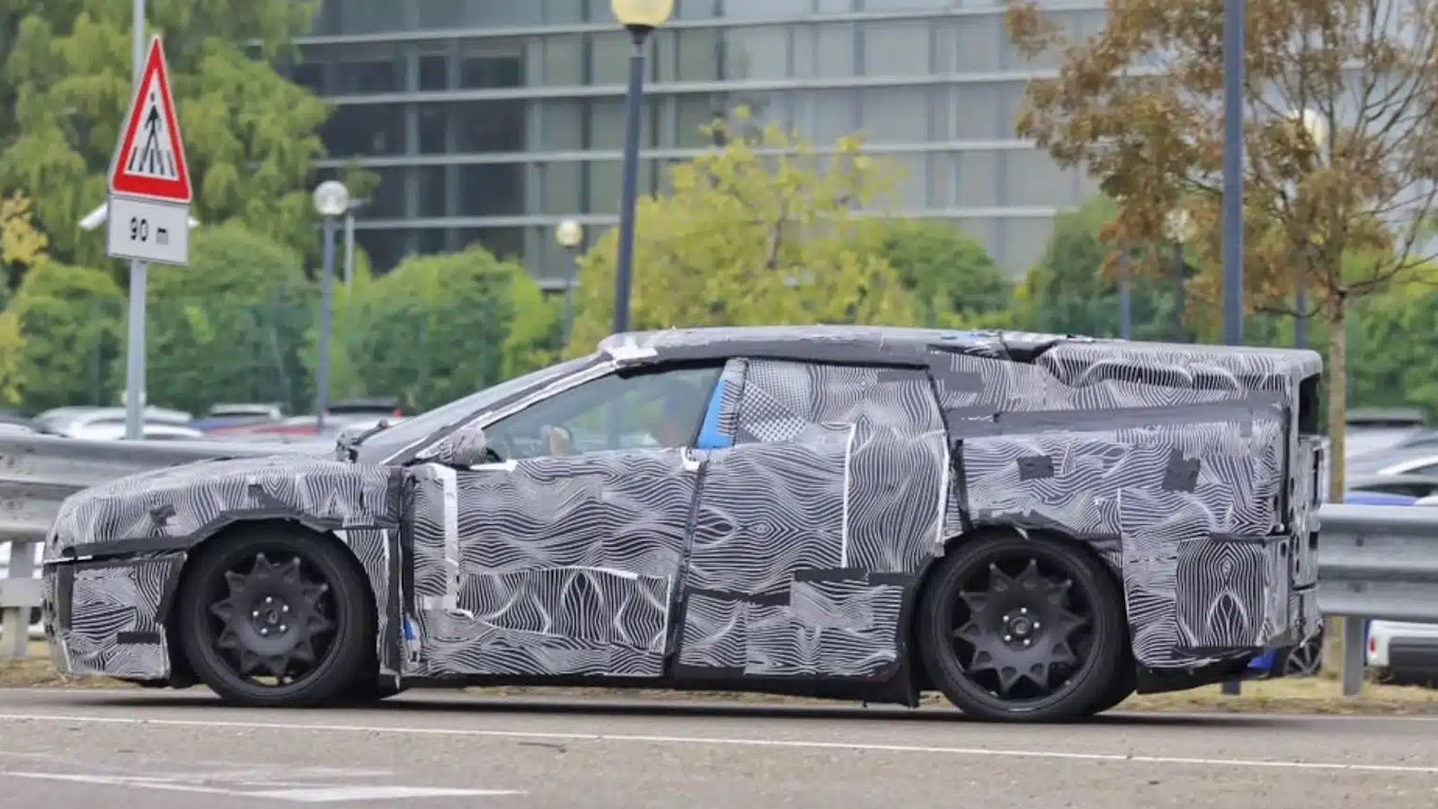 Η Ferrari μπαίνει στην εποχή του ρεύματος: Οι πρώτες εικόνες του ηλεκτρικού supercar