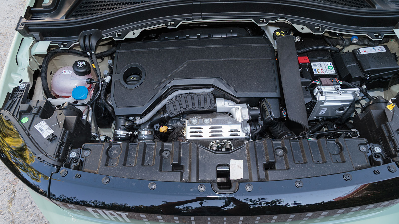 Το Fiat Grande Panda επωφελείται του συνδυασμού ήπιας υβριδικής τεχνολογίας και 1,2 λτ. κινητήρα, επιτυγχάνοντας εξαιρετικές τιμές κατανάλωσης με μέση